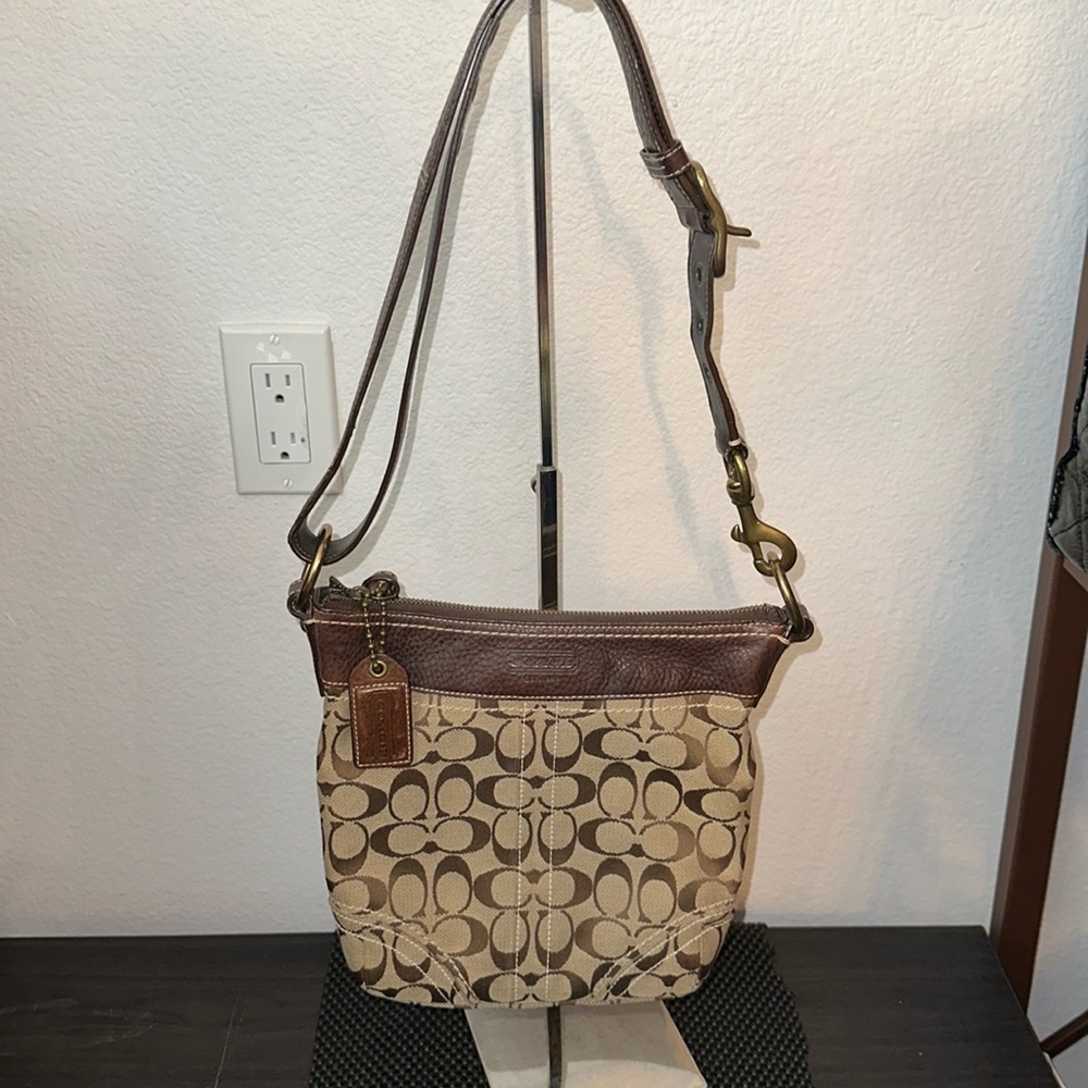 Coach shoulder bag. Coach Signature C Shoulder bag
Coach